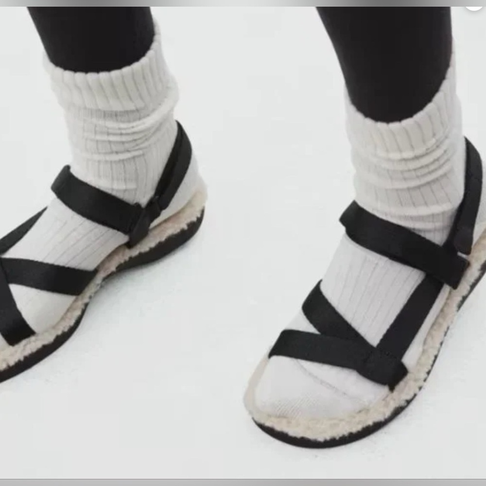 Everlane The Renew Teddy Sport Sandals. Black with cream Sherpa lining. Size 6 - Picture 2 of 15